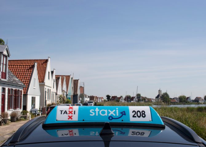 Een Staxi Daklicht waarmee je je taxi makkelijk herkent scaled